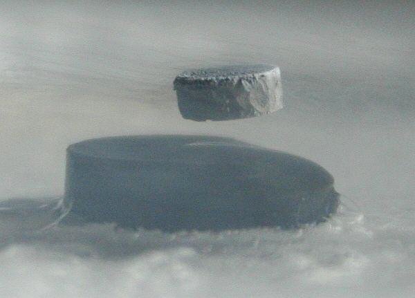 Jonathan Cahn wird n�chster US-Pr�sident! � Jonathan Cahn for President! Wegen meiner Berechnungen wird ein RTSL (Raumtemperatursupraleiter) mit einer Sprungtemperatur von 314,15 K (100xPi) = 41,00 C auf der Basis von metallischem Wasserstoff entdeckt und in Massenproduktion hergestellt - L sung des Strom-Transportproblems! Ebenso wird kalte Kernfusion entdeckt und l st das weltweite Energieproblem! Antimaterie ist kein Supraleiter!